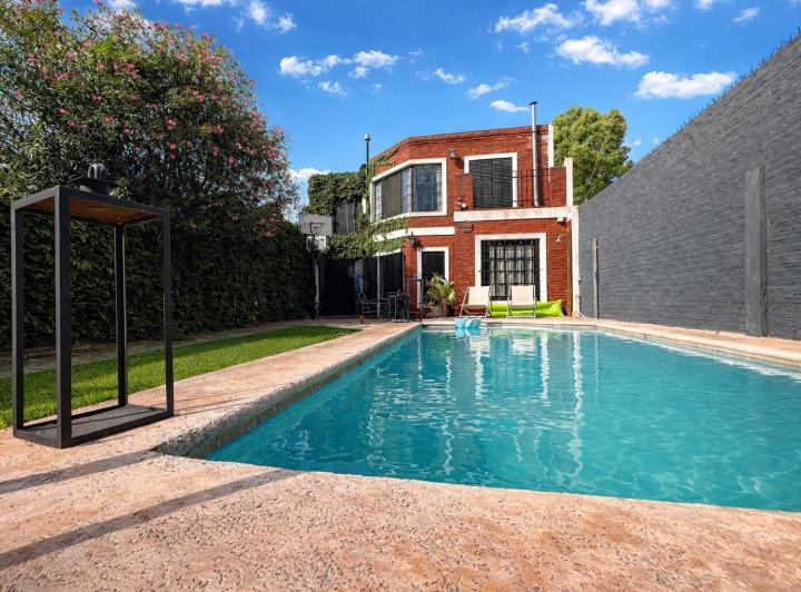 Casa · 280m² · 6 Ambientes · 2 Cocheras
