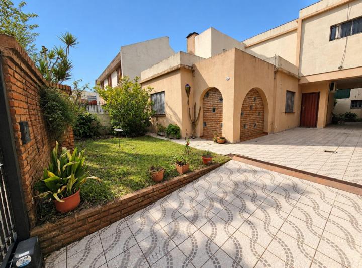 Casa · 200m² · 5 Ambientes · 3 Cocheras