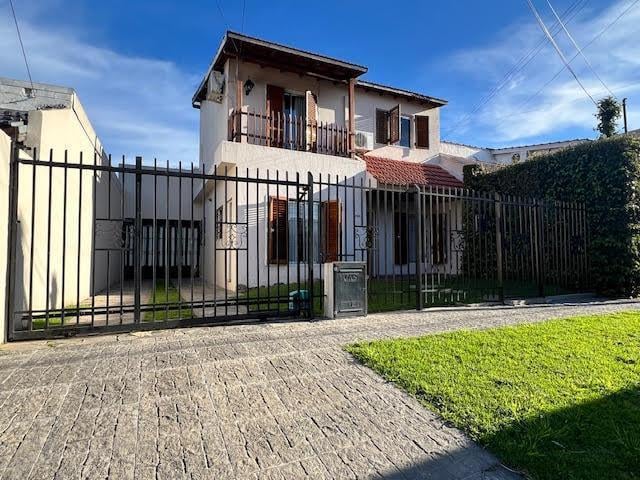 Casa · 160m² · 4 Ambientes · 5 Cocheras