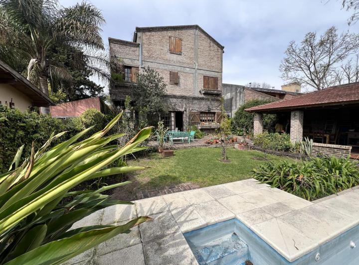 Casa · 300m² · 6 Ambientes · 2 Cocheras