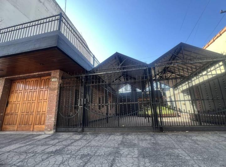Casa · 260m² · 4 Ambientes · 3 Cocheras