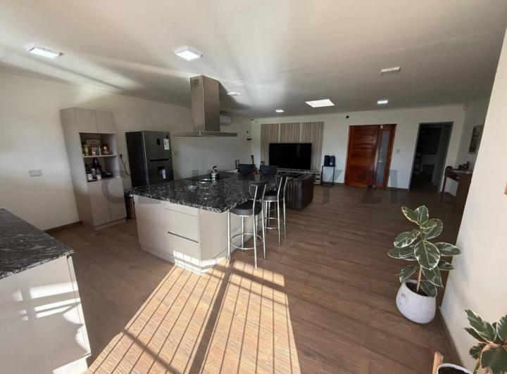 Casa · 140m² · 4 Ambientes · 2 Cocheras