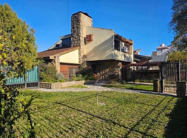 Casa · 204m² · 5 Ambientes · 2 Cocheras
