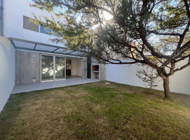 Casa · 138m² · 4 Ambientes · 2 Cocheras