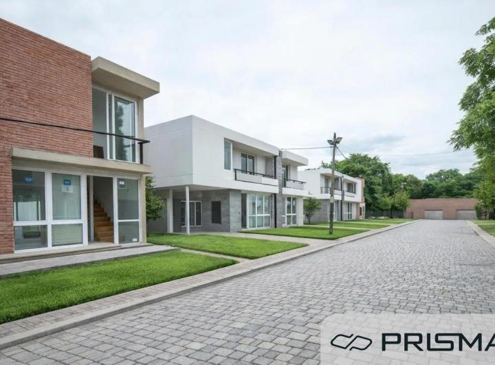Casa · 130m² · 6 Ambientes · 2 Cocheras