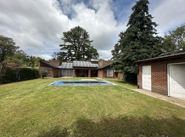 Casa · 800m² · 5 Ambientes · 1 Cochera
