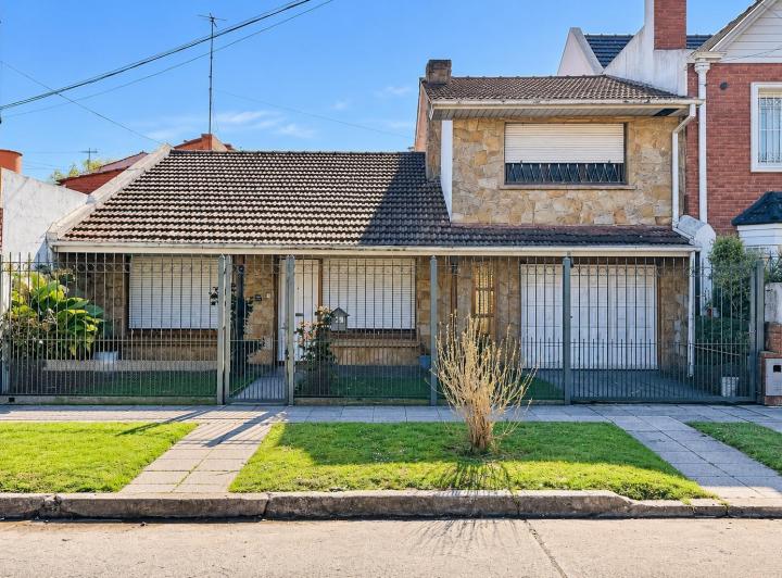 Casa · 140m² · 5 Ambientes · 2 Cocheras