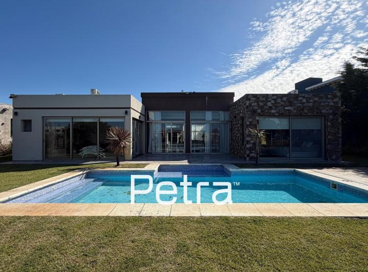 Casa · 290m² · 5 Ambientes · 1 Cochera