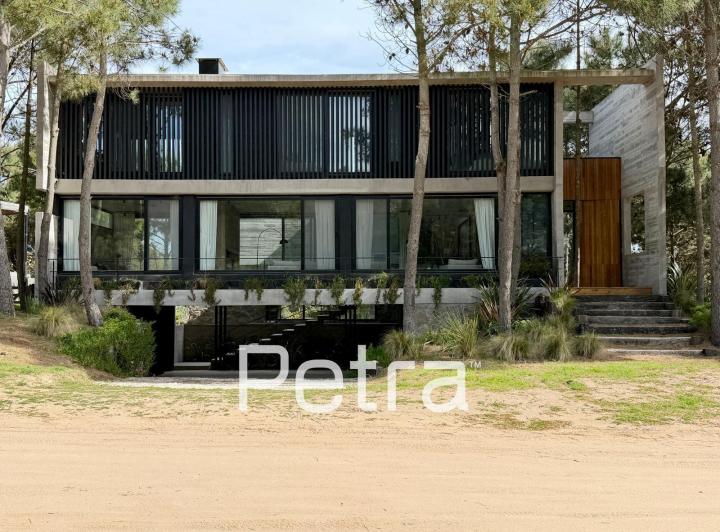 Casa · 450m² · 8 Ambientes · 2 Cocheras