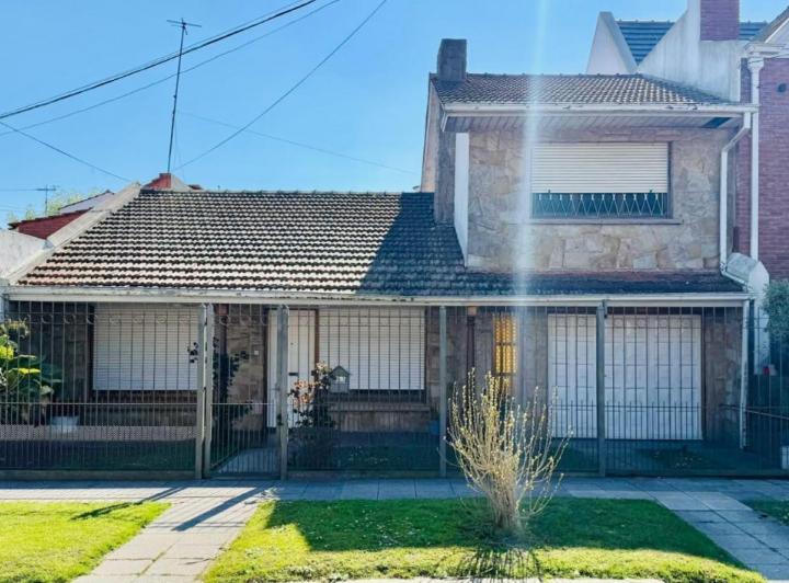 Casa · 140m² · 4 Ambientes · 1 Cochera