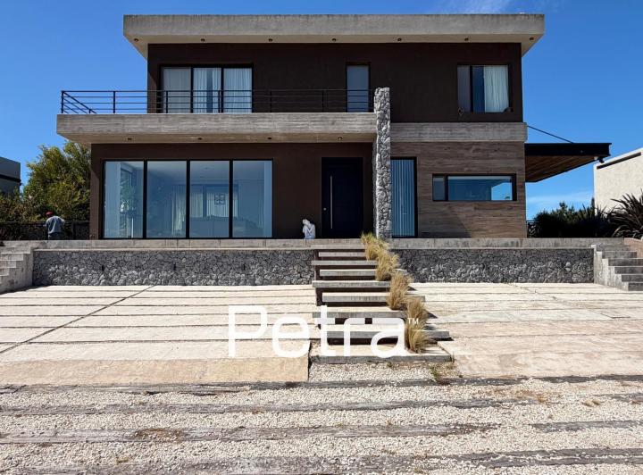 Casa · 206m² · 5 Ambientes · 1 Cochera