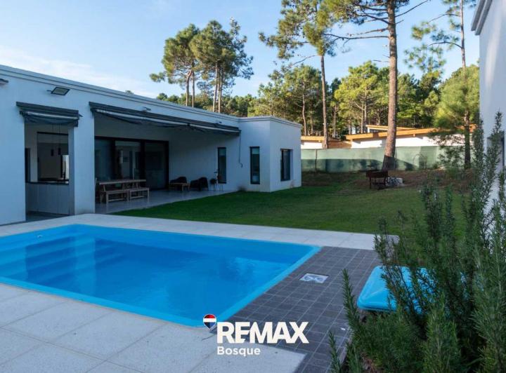 Casa · 234m² · 4 Ambientes · 1 Cochera