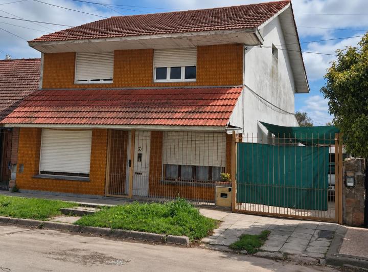 Casa · 251m² · 4 Dormitorios · 3 Cocheras