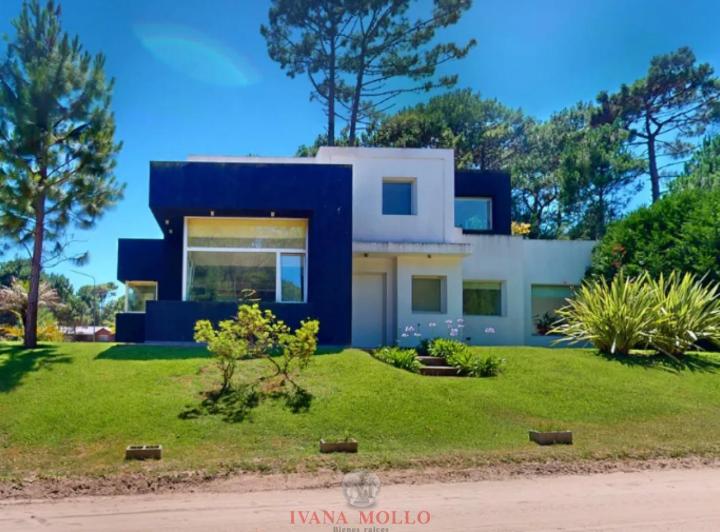 Casa · 185m² · 4 Ambientes · 2 Cocheras