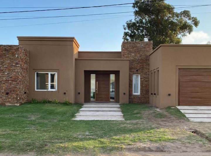 Casa · 340m² · 10 Ambientes · 2 Cocheras
