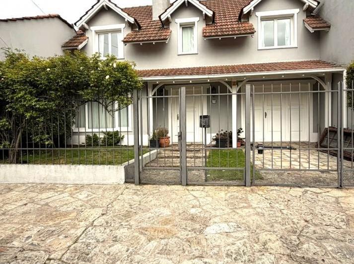 Casa · 210m² · 4 Ambientes · 1 Cochera