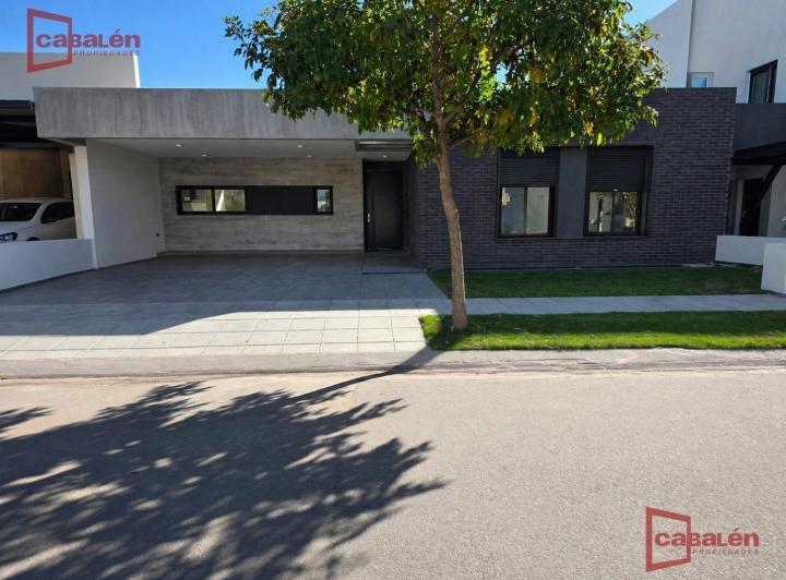 Casa · 230m² · 4 Ambientes · 2 Cocheras