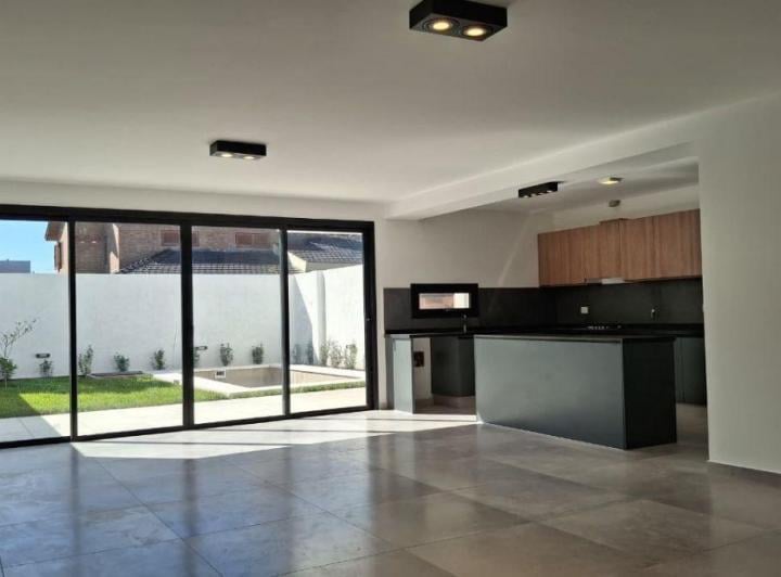 Casa · 170m² · 4 Ambientes · 2 Cocheras