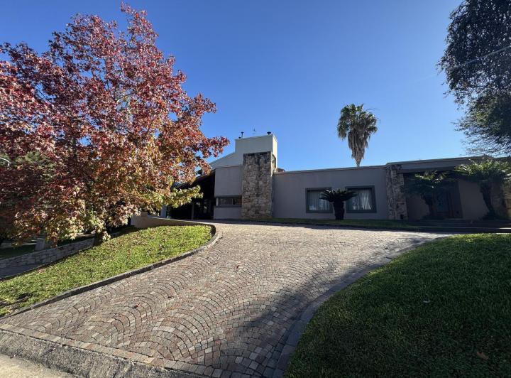 Casa · 700m² · 6 Ambientes · 4 Cocheras