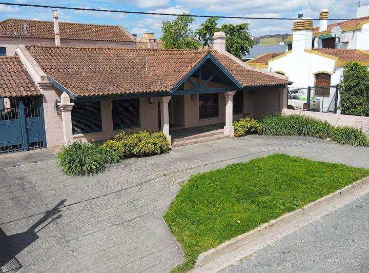 Casa · 457m² · 7 Ambientes · 2 Cocheras