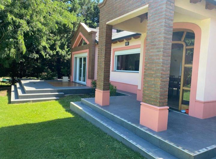 Casa · 304m² · 4 Ambientes · 2 Cocheras
