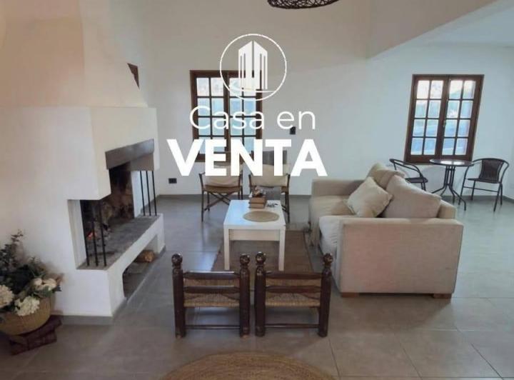 Casa · 884m² · 8 Ambientes · 1 Cochera
