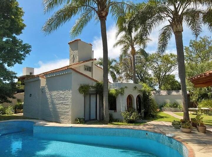 Casa · 331m² · 9 Ambientes · 2 Cocheras