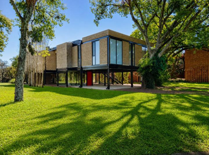 Casa · 240m² · 5 Ambientes · 4 Cocheras