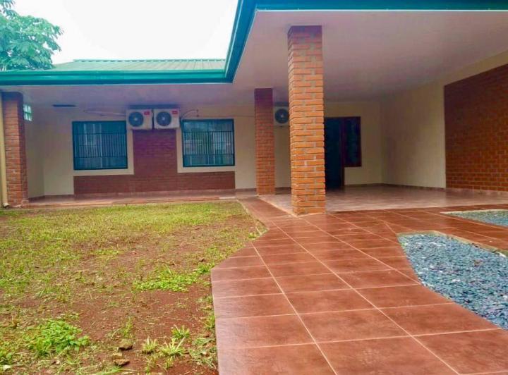 Casa · 100m² · 6 Ambientes · 2 Cocheras