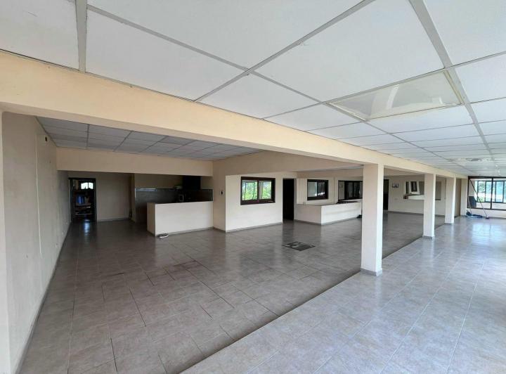 Casa · 900m² · 14 Ambientes · 1 Cochera