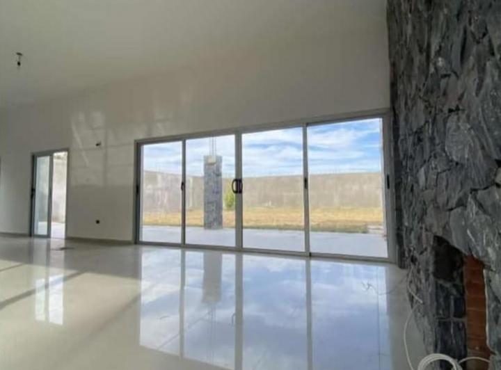 Casa · 900m² · 4 Ambientes · 2 Cocheras
