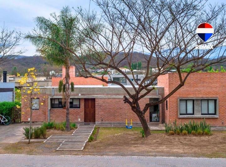 Casa · 230m² · 5 Ambientes · 1 Cochera
