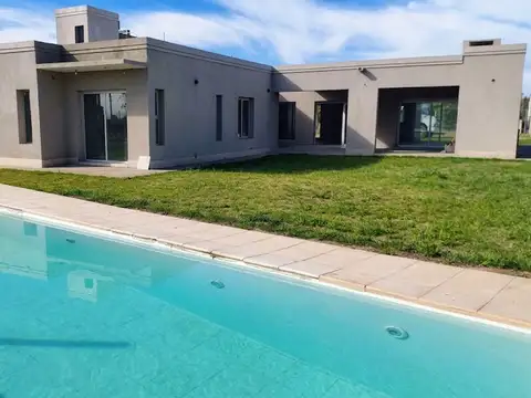 Alquiler casa con pileta. san juan de los olivos