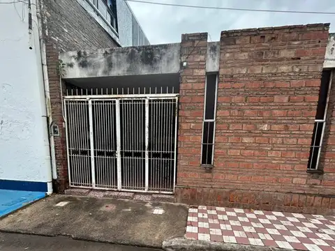 Ventas de casa a refaccionar excelente ubicacion