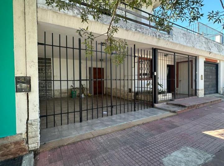 Casa · 140m² · 8 Ambientes · 1 Cochera