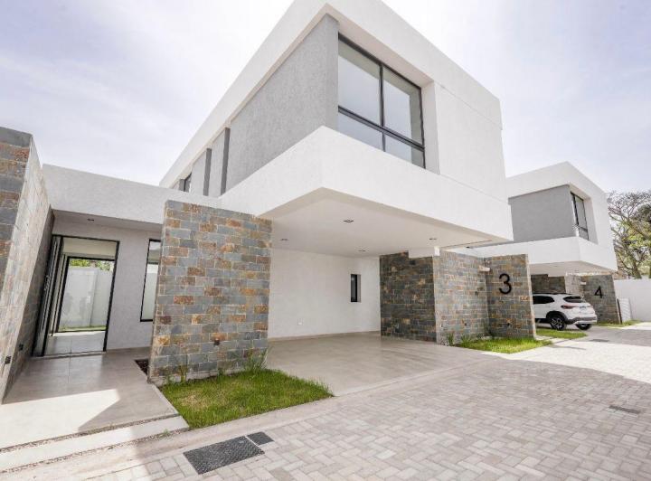 Casa · 174m² · 5 Ambientes · 2 Cocheras
