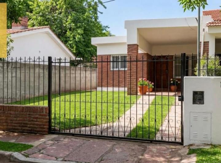 Casa · 180m² · 4 Ambientes · 1 Cochera