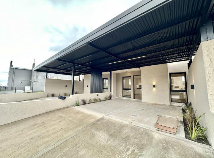 Casa · 110m² · 2 Ambientes · 2 Cocheras