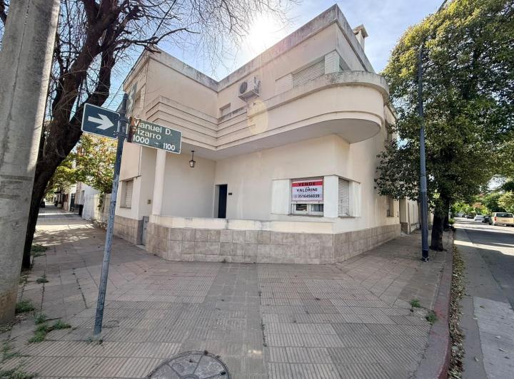 Casa · 230m² · 6 Ambientes · 1 Cochera