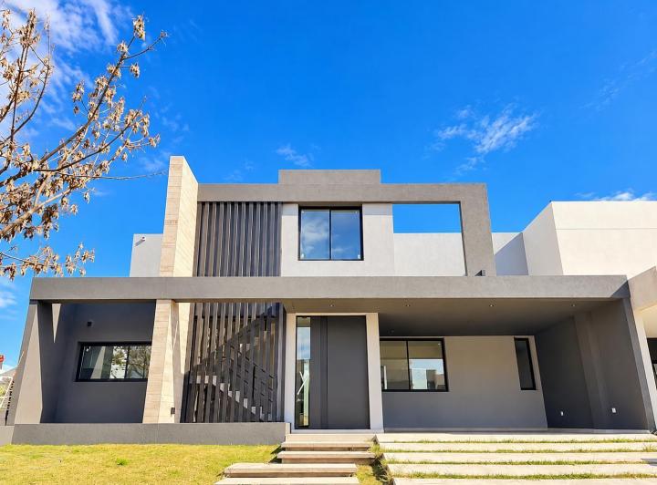 Casa · 265m² · 7 Ambientes · 2 Cocheras