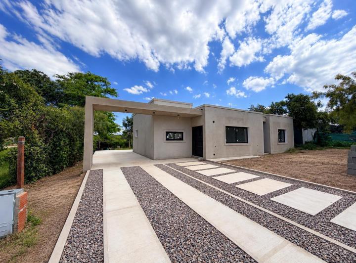 Casa · 700m² · 3 Dormitorios · 2 Cocheras