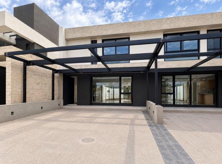 Casa · 185m² · 5 Ambientes · 2 Cocheras