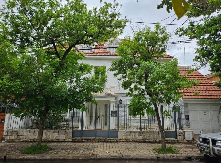 Casa · 303m² · 3 Ambientes · 1 Cochera