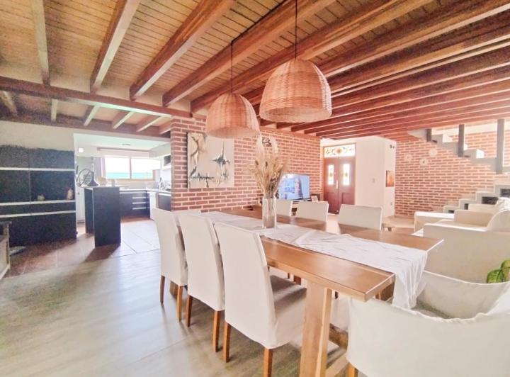 Casa · 200m² · 6 Ambientes · 3 Cocheras