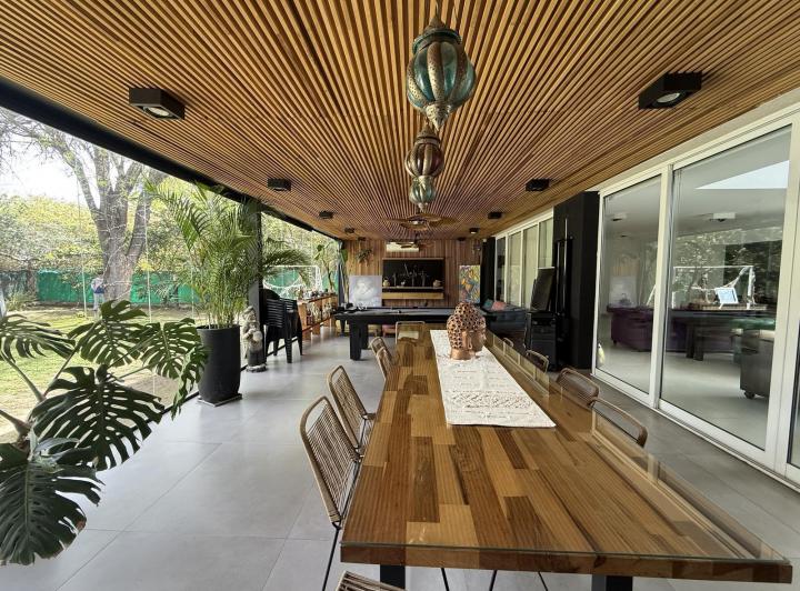 Casa · 364m² · 6 Ambientes · 2 Cocheras