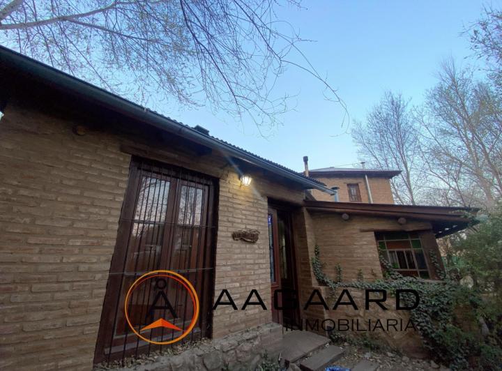 Casa · 250m² · 9 Ambientes · 1 Cochera