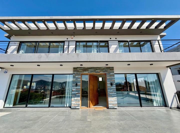 Casa · 302m² · 5 Ambientes · 3 Cocheras