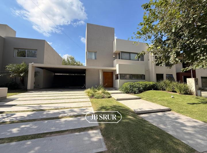 Casa · 275m² · 5 Ambientes · 2 Cocheras