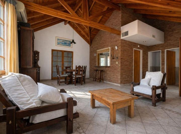 Casa · 212m² · 6 Ambientes · 2 Cocheras