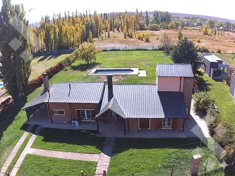 En venta | casa de 3 dormitorios con piscina | barrio knudsen | plottier